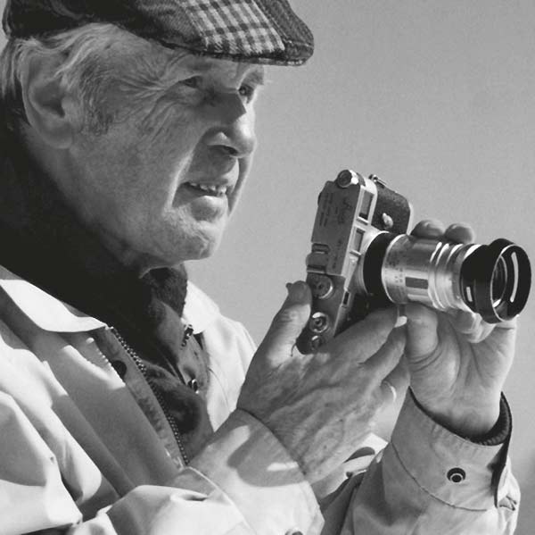 Oskar Anrather mit der Leica Kamera